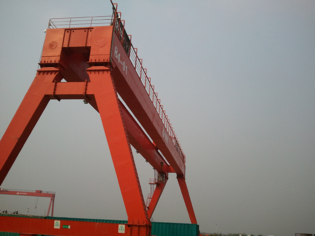 雄峰門式起重機(jī)停放圖片